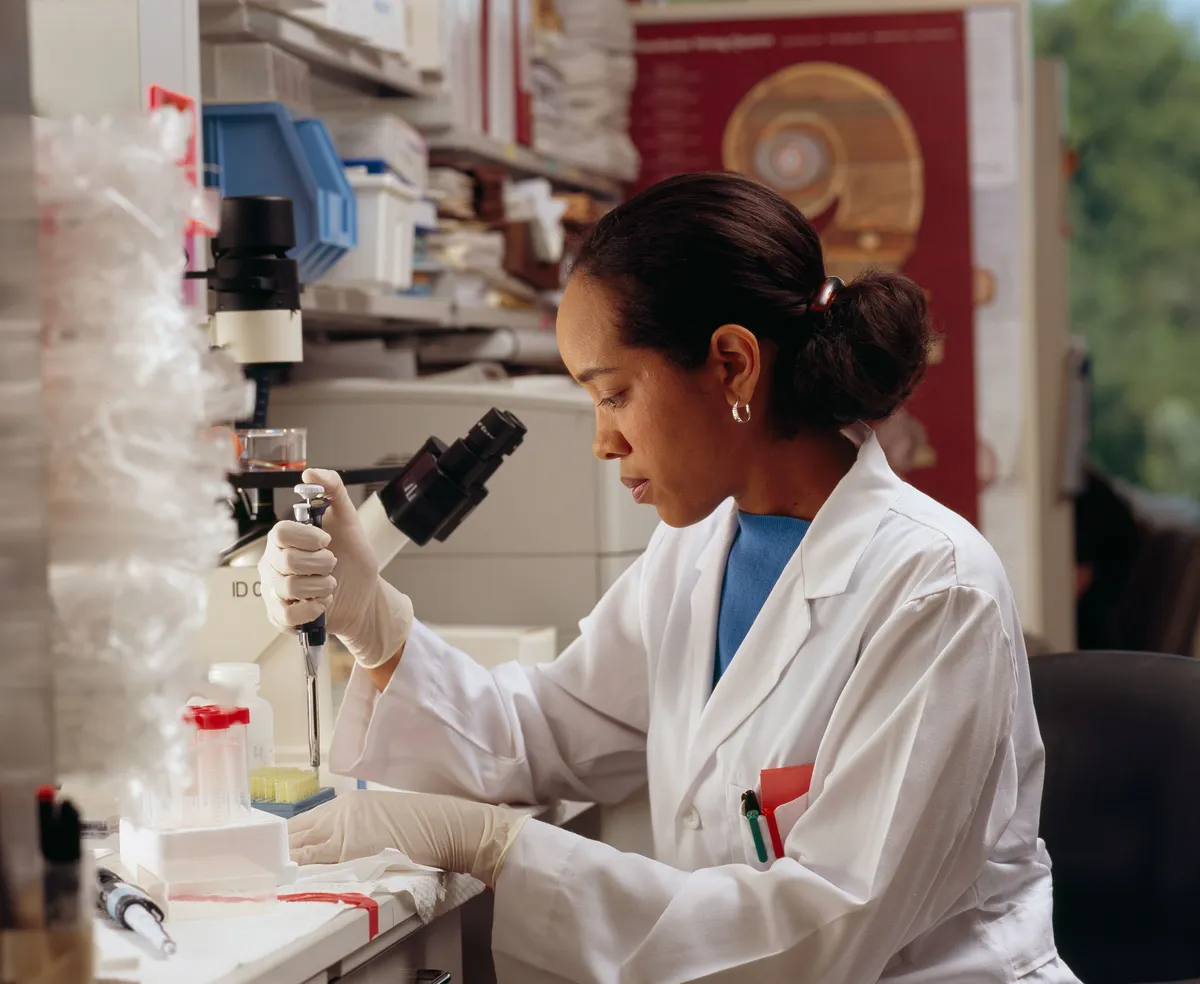 Un chercheur manipule des pipettes dans un laboratoire
