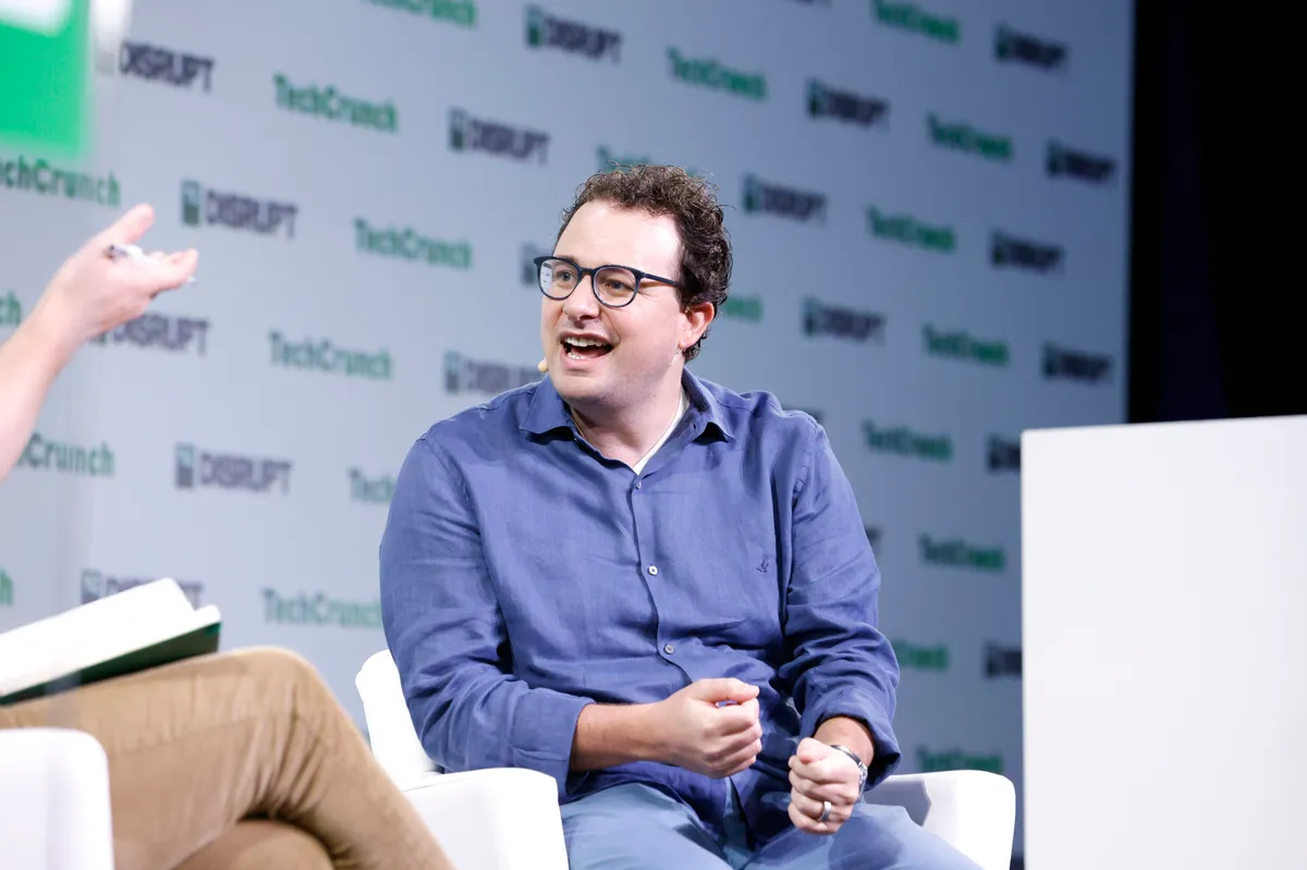 Dario Amodei, cofondateur et directeur général d'Anthropic, sur scène à la conférence TechCrunch Disrupt