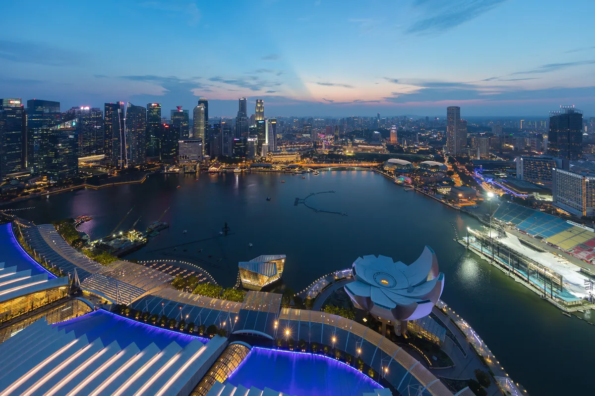 Le quartier d'affaires de Singapour au crépuscule