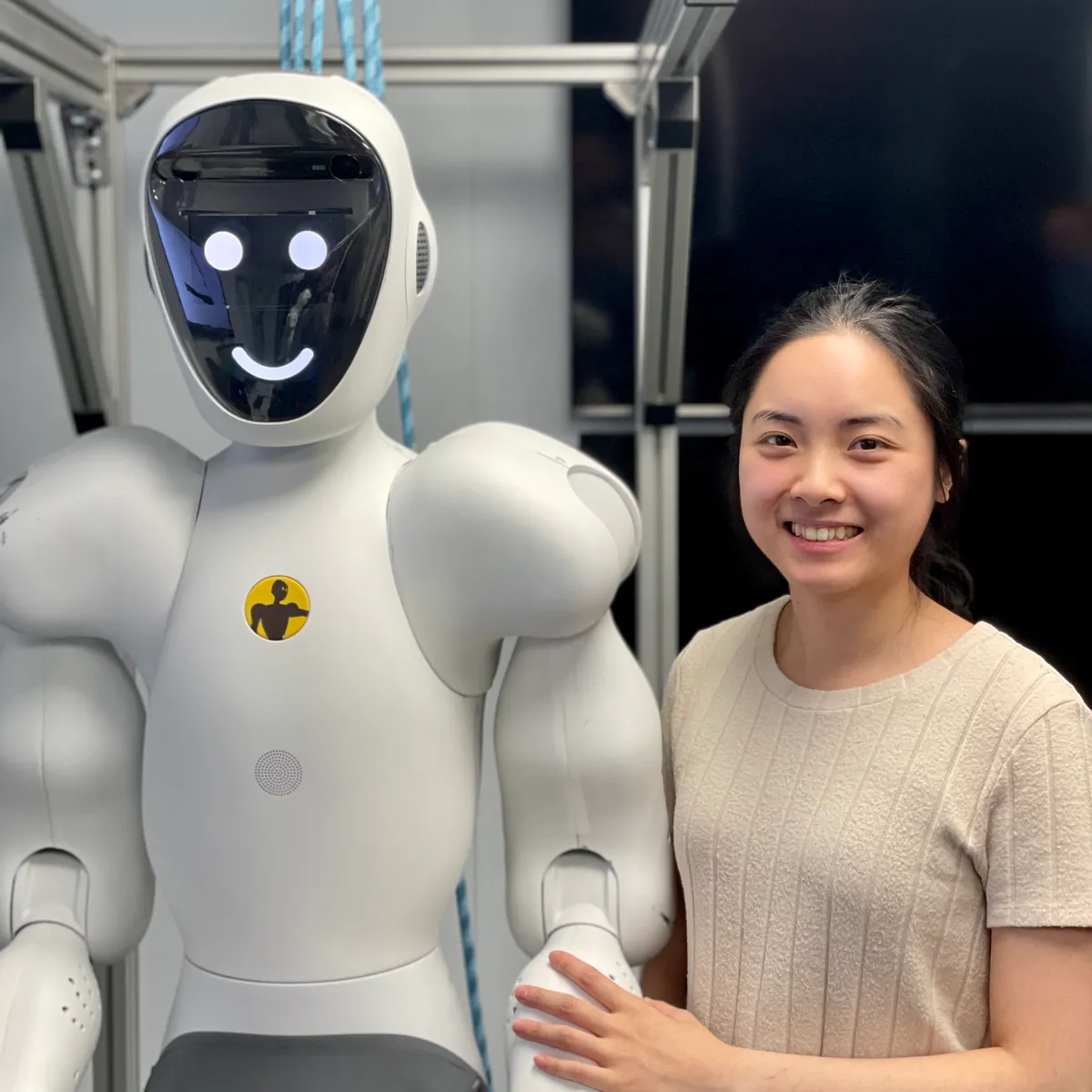 Un ingénieur aux côtés d'un robot humanoïde collaboratif