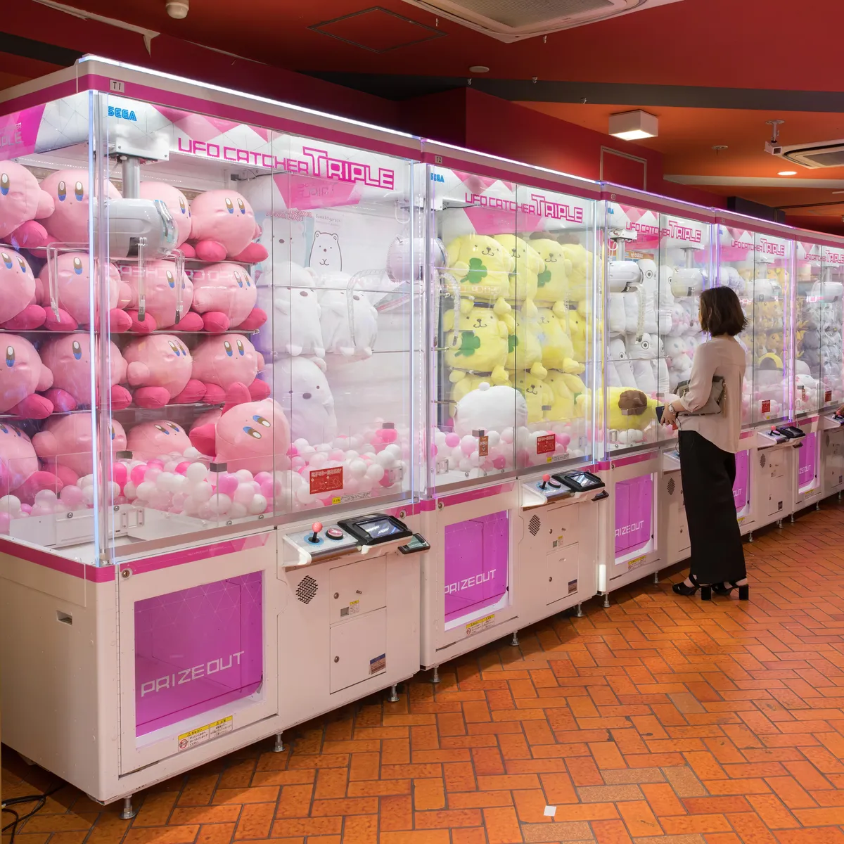 Des machines à pinces remplies de peluches à Akihabara