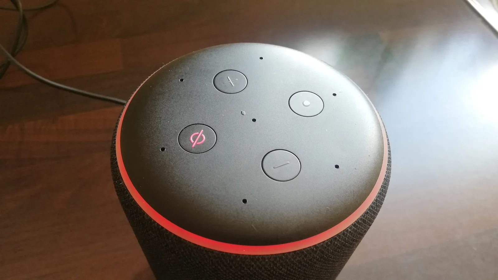 Une enceinte connectée avec un anneau lumineux rouge